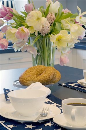 Bunch of flowers on breakfast table Foto de stock - Sin royalties Premium, Código: 689-05610857