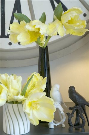 figur - Blumen und Vogel Figuren unter Wanduhr Stockbilder - Premium RF Lizenzfrei, Bildnummer: 689-05610862