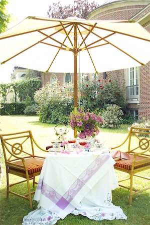 décoration (embellir) - Salon de jardin avec parasol Photographie de stock - Premium Libres de Droits, Code: 689-05610875