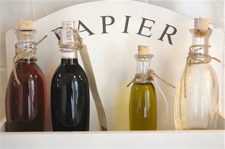 Vinegar and oil in glass bottles Foto de stock - Sin royalties Premium, Código: 689-05610896
