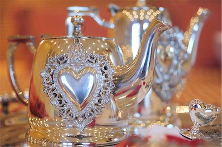 decor - Silver tea pot with heart Stock Photo - Premium Royalty-Free, Code: 689-05610892