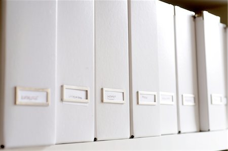 fournitures de bureau - Ligne de dossiers blancs Photographie de stock - Premium Libres de Droits, Code: 689-05610958