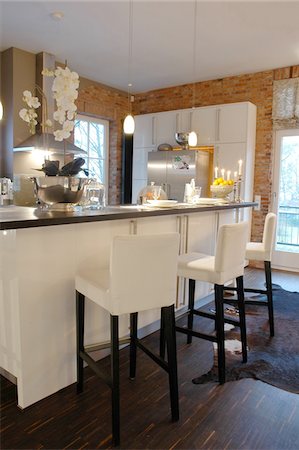 Modern open plan kitchen with bar stools Foto de stock - Sin royalties Premium, Código: 689-05610960