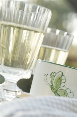 porcelaine - Deux verres et la coupe Photographie de stock - Premium Libres de Droits, Code: 689-05610978