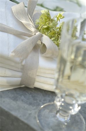 serviette de table - Boisson et pile de chiffons Photographie de stock - Premium Libres de Droits, Code: 689-05610986