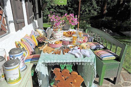 Table de jardin et banc avec coussins Photographie de stock - Premium Libres de Droits, Code: 689-05610988