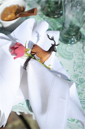 figurilla - Table decoration with deer figurine Foto de stock - Sin royalties Premium, Código: 689-05610989