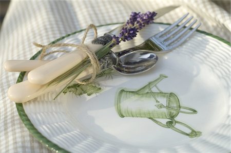 simsearch:689-05611237,k - Ornate plate, cutlery and lavender Stock Photo - Premium Royalty-Free, Code: 689-05610997