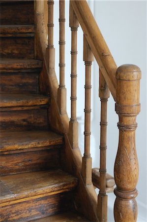 Wooden stairs with banister Foto de stock - Sin royalties Premium, Código: 689-05611028