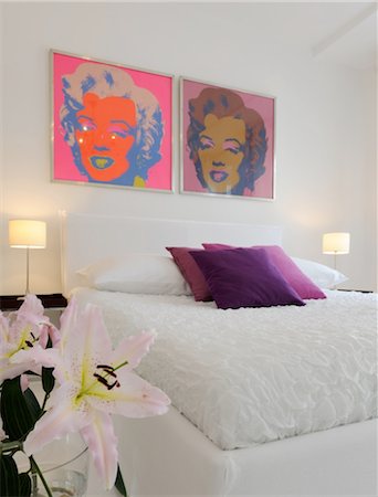 Chambre moderne avec pop art au-dessus du lit Photographie de stock - Premium Libres de Droits, Code: 689-05611055