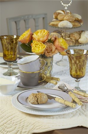 Laid table with bread rolls and flower arrangement Foto de stock - Sin royalties Premium, Código: 689-05611079