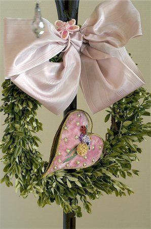 Wreath with bow and heart Foto de stock - Sin royalties Premium, Código: 689-05611082