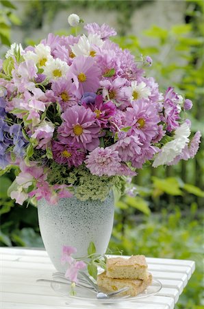 flower arrangement - Bunch of flowers on garden table Stock Photo - Premium Royalty-Free, Code: 689-05611140