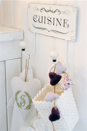 Signe et sachets sur crochets en cuisine Photographie de stock - Premium Libres de Droits, Code: 689-05611228