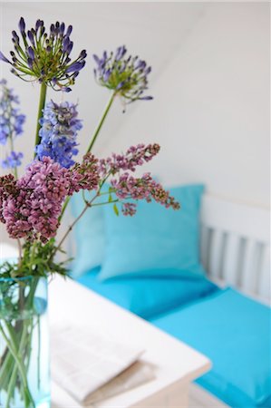 Banc et bouquet de fleurs sur la table Photographie de stock - Premium Libres de Droits, Code: 689-05611256