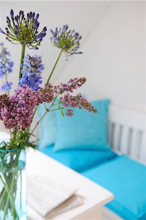 flat roof - Bench and bunch of flowers on table Stock Photo - Premium Royalty-Free, Code: 689-05611256