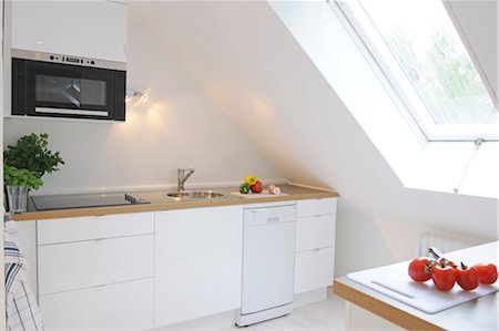 simsearch:689-05612388,k - Kitchen in an attic flat Foto de stock - Sin royalties Premium, Código: 689-05611265