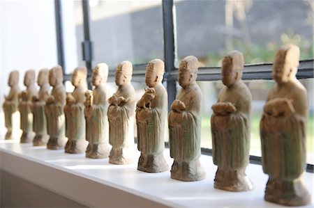 Row of statuettes at the window Stock Photo - Premium Royalty-Free, Code: 689-05611269