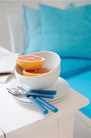Halved grapefruit in bowl Stock Photo - Premium Royalty-Free, Code: 689-05611263