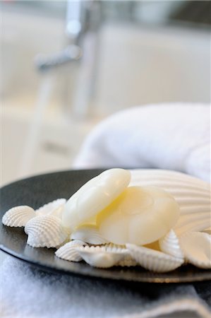 decor nobody bathroom - Soap and decorative seashell Stock Photo - Premium Royalty-Free, Code: 689-05611286
