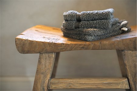 Towels on a stool Foto de stock - Sin royalties Premium, Código: 689-05611287