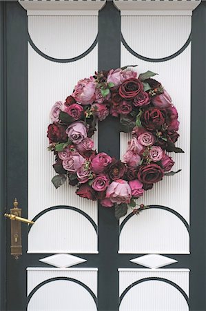 flower decoration - Flower wreath at front door Stock Photo - Premium Royalty-Free, Code: 689-05611297