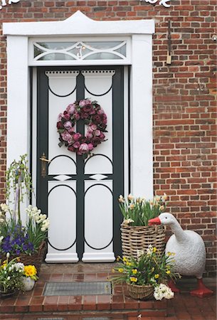 private house - Flower wreath at front door Stock Photo - Premium Royalty-Free, Code: 689-05611291