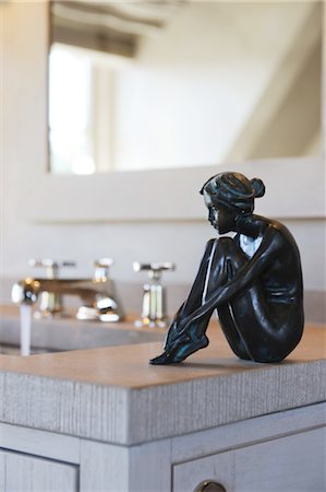 estatueta - Female figure on kitchen counter Foto de stock - Royalty Free Premium, Número: 689-05611309