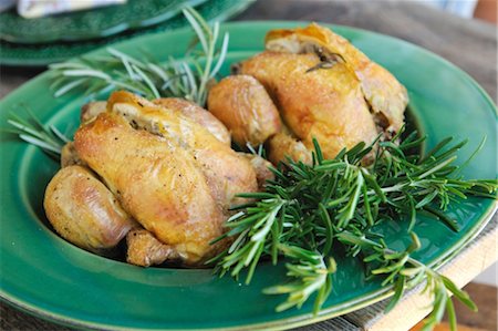 Roast chicken on rosemary Foto de stock - Sin royalties Premium, Código: 689-05611311