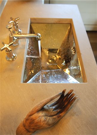 fluido - Hand made of wood next to kitchen sink Foto de stock - Sin royalties Premium, Código: 689-05611312