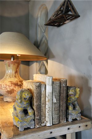 Books, bookends and lamp on wooden table Foto de stock - Sin royalties Premium, Código: 689-05611313