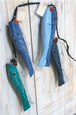 simsearch:689-05611466,k - Four fish figures hanging at handle Foto de stock - Royalty Free Premium, Número: 689-05611321