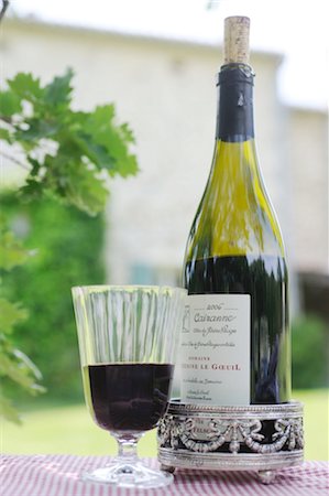 Bouteille et verre de vin rouge Photographie de stock - Premium Libres de Droits, Code: 689-05611348