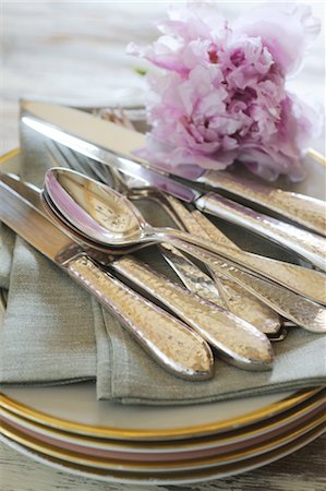 flatware - Cutlery and blossom on stack of plates Foto de stock - Sin royalties Premium, Código: 689-05611343