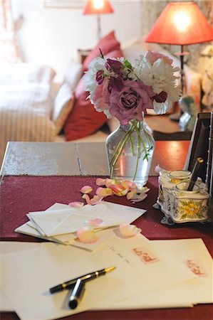 poste (courrier) - Lettre et stylet suivant pour le bouquet de roses Photographie de stock - Premium Libres de Droits, Code: 689-05611367