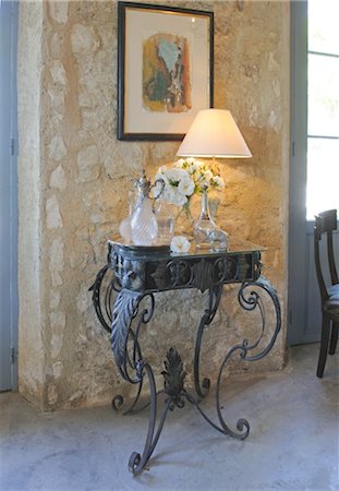 Lamp und decorative objects on table Foto de stock - Sin royalties Premium, Código: 689-05611368