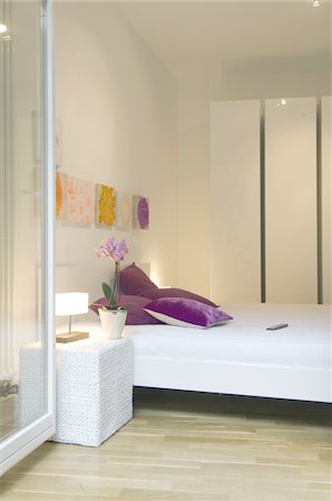 Modern bright bedroom Foto de stock - Sin royalties Premium, Código: 689-05611389
