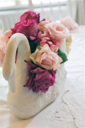 simsearch:689-05612256,k - Rose blossoms in swan figurine Foto de stock - Sin royalties Premium, Código: 689-05611448