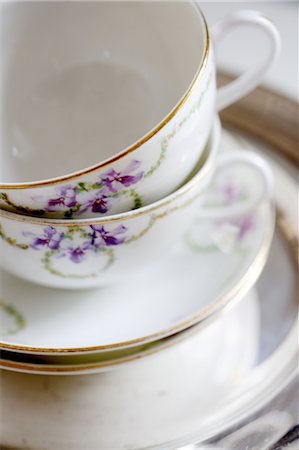 elaborado - Cups with floral pattern und saucers Foto de stock - Sin royalties Premium, Código: 689-05611455