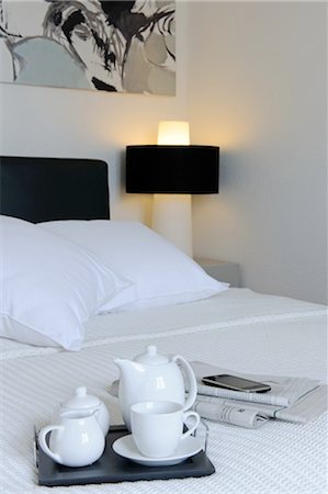 Bedroom with tray on bed Foto de stock - Sin royalties Premium, Código: 689-05611487