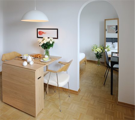 decoración interior - Apartment with dining room and passageway to bedroom Foto de stock - Sin royalties Premium, Código: 689-05611481