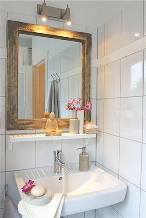 Salle de bain avec miroir et une statue de Bouddha Photographie de stock - Premium Libres de Droits, Code: 689-05611494