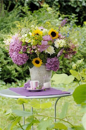 Colorful bunch of flowers on garden table Stock Photo - Premium Royalty-Free, Code: 689-05611547