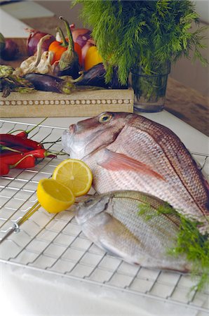piment fort - Deux poissons avec des citrons et des légumes Photographie de stock - Premium Libres de Droits, Code: 689-05611635
