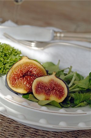 simsearch:689-05611630,k - Plate with halved fig and lettuce Stock Photo - Premium Royalty-Free, Code: 689-05611636