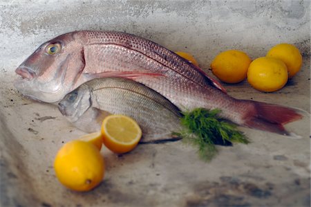 simsearch:689-05611634,k - Two fishes and lemons Foto de stock - Royalty Free Premium, Número: 689-05611631