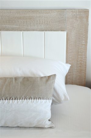 decor - Pillows on bed Stock Photo - Premium Royalty-Free, Code: 689-05611645