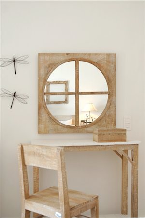 Coiffeuse avec miroir et chaise en bois Photographie de stock - Premium Libres de Droits, Code: 689-05611647
