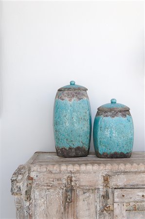 Two earthenware jugs on dresser Foto de stock - Sin royalties Premium, Código: 689-05611640