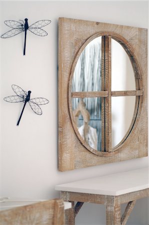 Coiffeuse avec miroir et libellules décoratives sur le mur Photographie de stock - Premium Libres de Droits, Code: 689-05611650